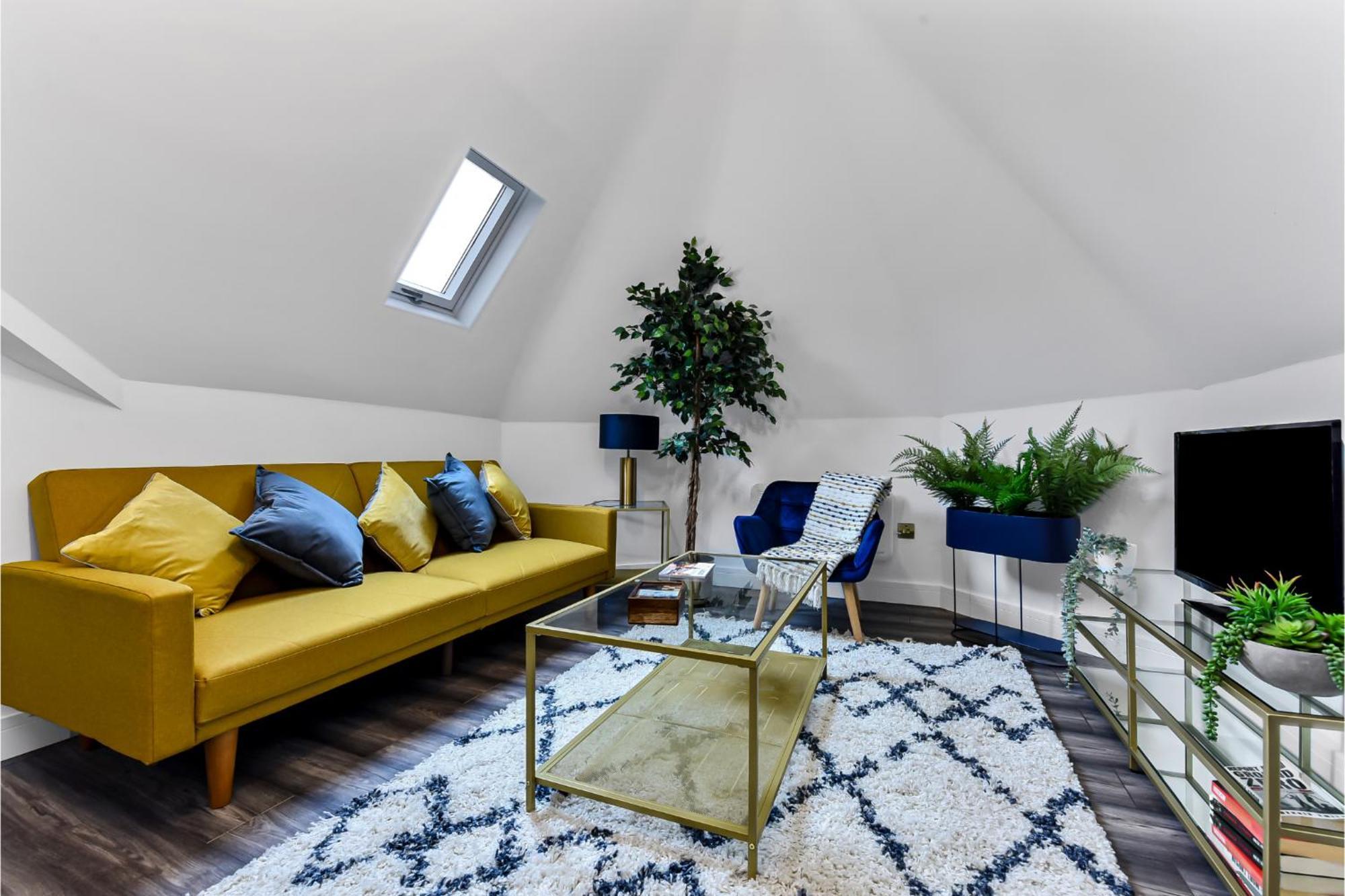 Apartment Lovely Two Bedroom With Ensuite Bathrooms *