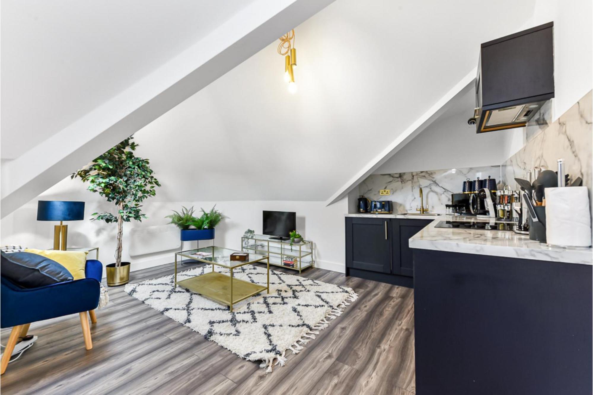 Apartment Lovely Two Bedroom With Ensuite Bathrooms *