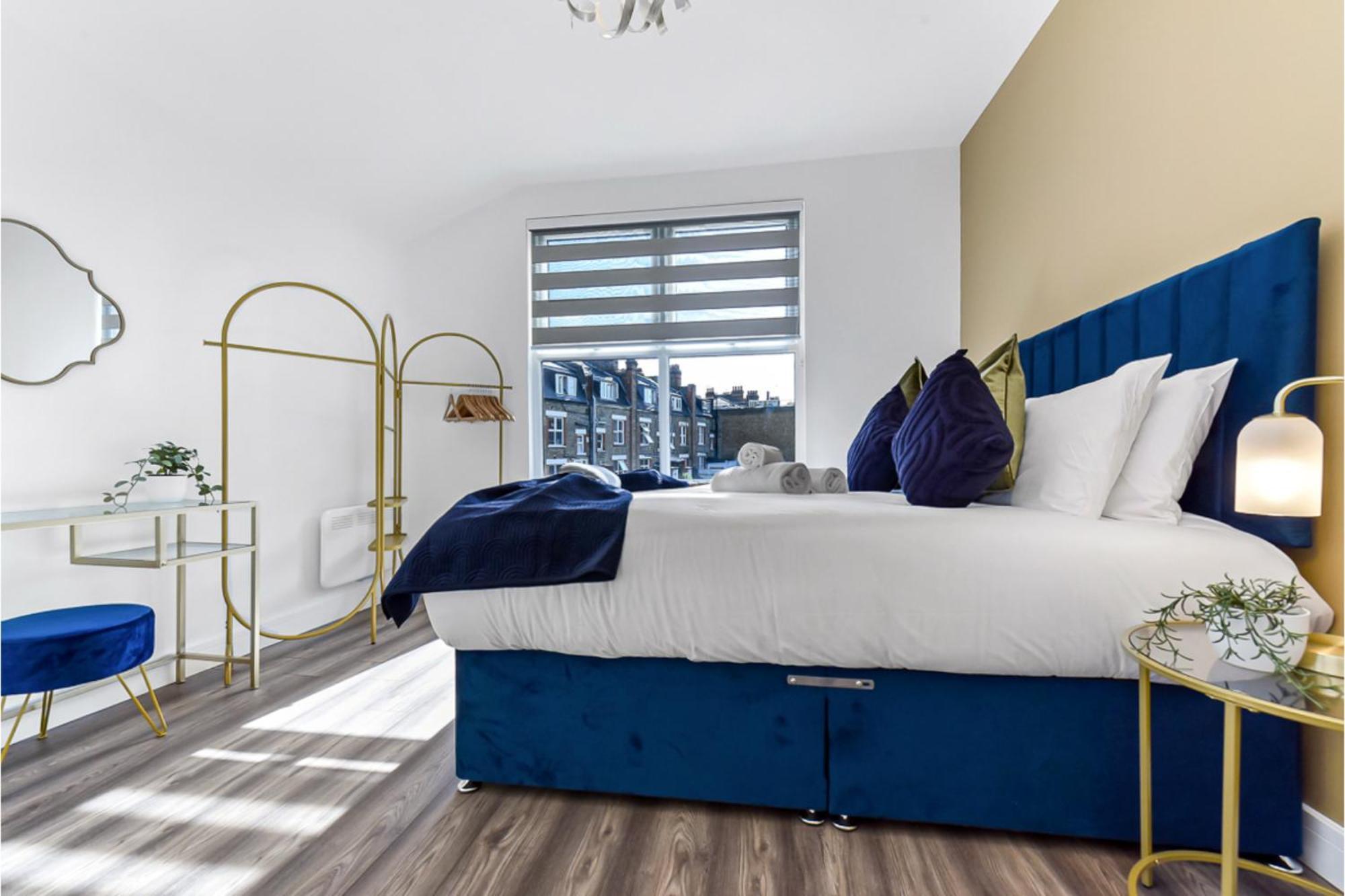 Lovely Two Bedroom With Ensuite Bathrooms Apartment *